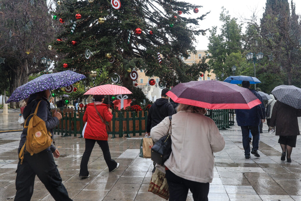 Χριστουγεννιάτικο σκηνικό με χειμωνιάτικο καιρό