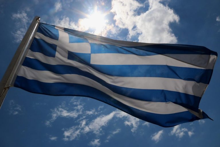 Τρεις αλλοδαποί αφαιρούσαν Ελληνικές σημαίες στο Λεωνίδιο