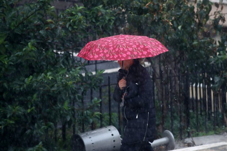 Καιρός: Ισχυρές βροχές και καταιγίδες στα δυτικά και βόρεια – Πρόσκαιρα φαινόμενα και στην Αττική