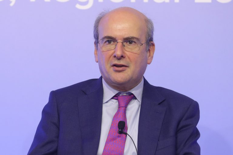 Ο Χατζηδάκης επιχειρεί κατευνασμό – Υπόσχεται άμεσες πληρωμές και σταθερότητα εν μέσω αγροτικής οργής