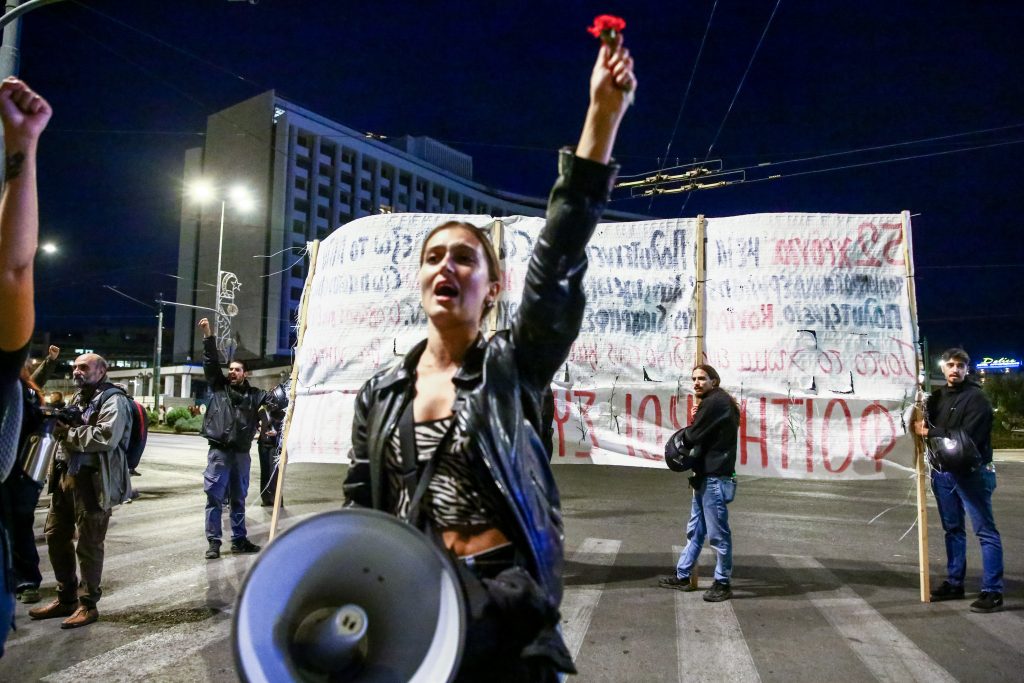 Η πορεία που τίμησε τη μνήμη και θύμισε το χρέος – Χιλιάδες στους δρόμους για το Πολυτεχνείο, 11 συλλήψεις και 32 προσαγωγές