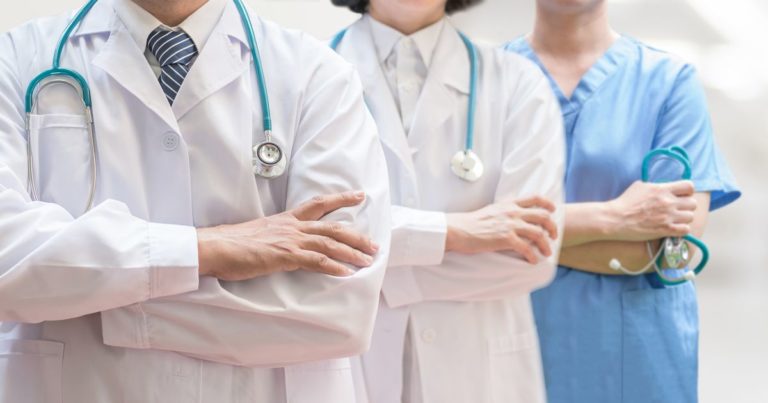 Η Πρωτοβάθμια Υγεία σε κρίσιμη καμπή – Ο ΕΟΠΠΥ καλεί τους προσωπικούς γιατρούς σε νέα σύμβαση, ο ΙΣΑ υψώνει ανάστημα για αξιοπρεπείς αμοιβές