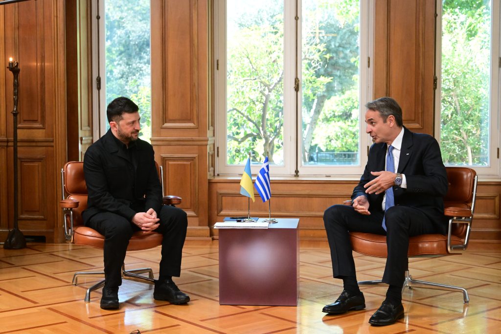 Η συμφωνία Ελλάδας–Ουκρανίας: Πολλά βάρη, λίγα ανταλλάγματα – Τι δεν κέρδισε η Αθήνα από μια “στρατηγική” συνεργασία