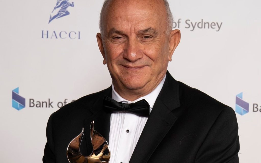 Στον Σωτήρη Χατζημανώλη το Spiro Stamoulis Lifetime Achievement Award 2025 – Τιμή για 45 χρόνια προσφοράς στη δημοσιογραφία της Ομογένειας