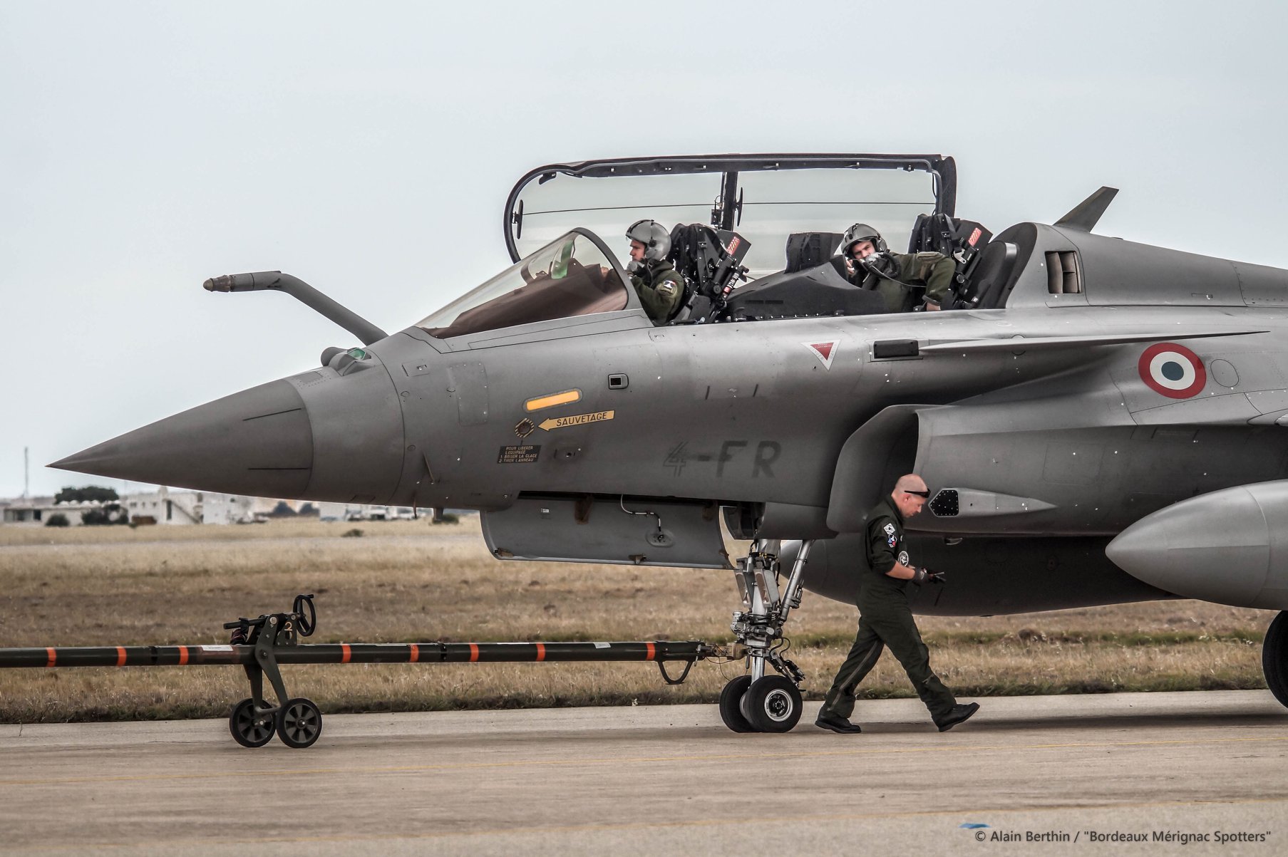 Οι Γάλλοι στέλνουν πιλότους στην Ουκρανία – και όλοι γνωρίζουν πως θα γυρίσουν πίσω σε σακούλες