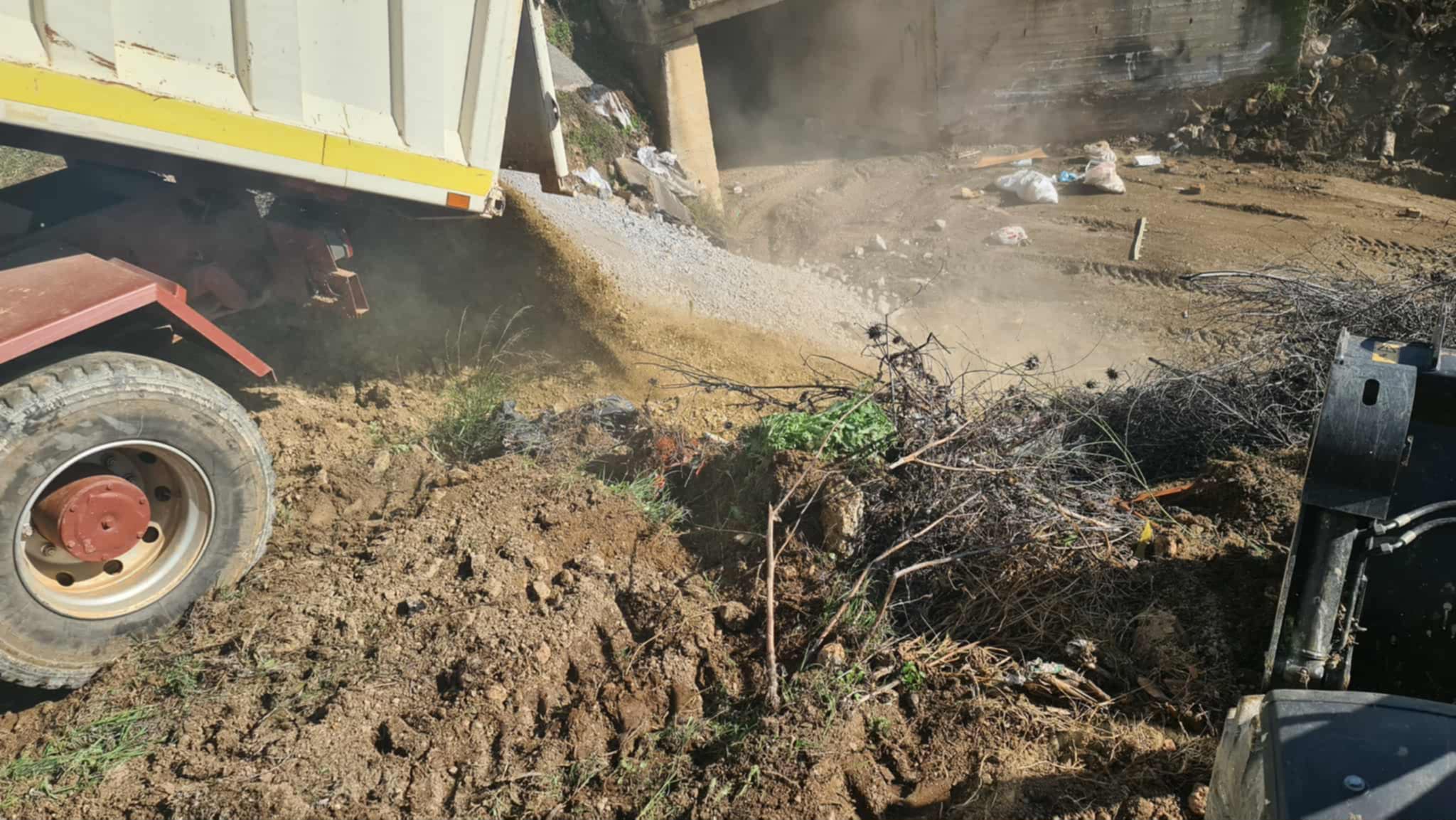 Νέα επιχείρηση «σκούπα» σε Καρυές και Καλλονή – Καθαρίζουν οι κοινότητες από χρόνια σωρευμένα ογκώδη