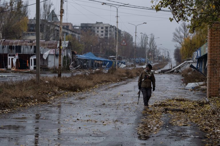 Το σχέδιο Τραμπ χαρίζει στη Μόσχα — χωρίς μάχη — μια έκταση όσο το Λουξεμβούργο