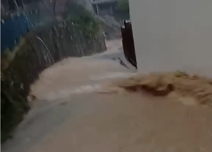 Άρτα: Ορμητικός χείμαρρος διέσχισε τους Μελισσουργούς – Το χωριό αντιμέτωπο με τη δύναμη της κακοκαιρίας