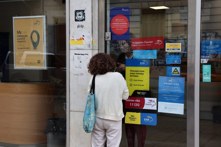 «Λουκέτο» στα ΕΛΤΑ – Πολιτική θύελλα και οργή πολιτών παρά τις τρίμηνες παρατάσεις