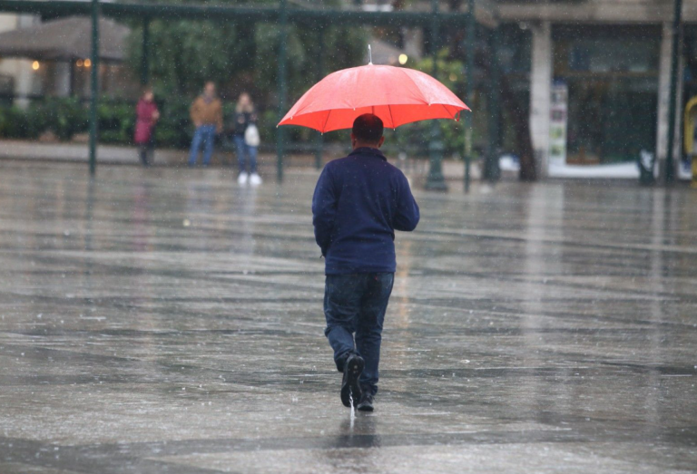 Σφοδρή κακοκαιρία σαρώνει τη Δυτική Ελλάδα – Βροχές, κεραυνοί και πλημμυρικός κίνδυνος έως τη Δευτέρα