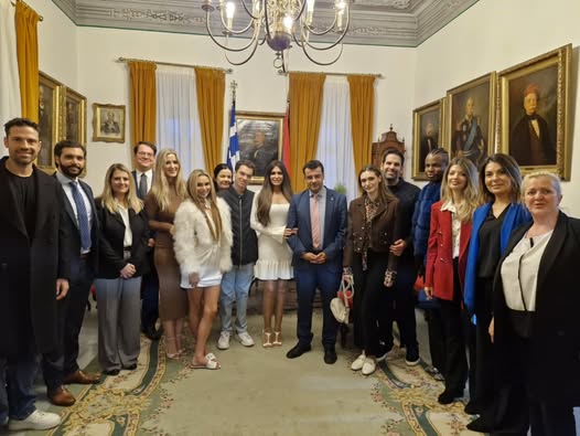 Τιμή στους Φιλέλληνες: Η Κίμπερλι Γκίλφοϊλ στην Ύδρα – Μετάλλιο στη μνήμη των Αμερικανών ηρώων του ’21