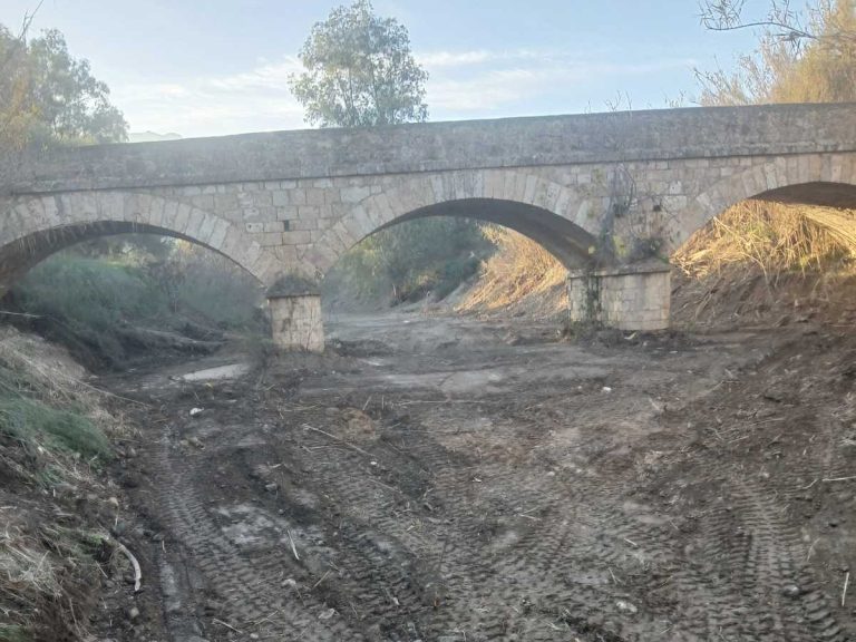 Φούσκωσε το ρέμα στους Μολάους Λακωνίας – Αγροτικό παρασύρθηκε από τα νερά