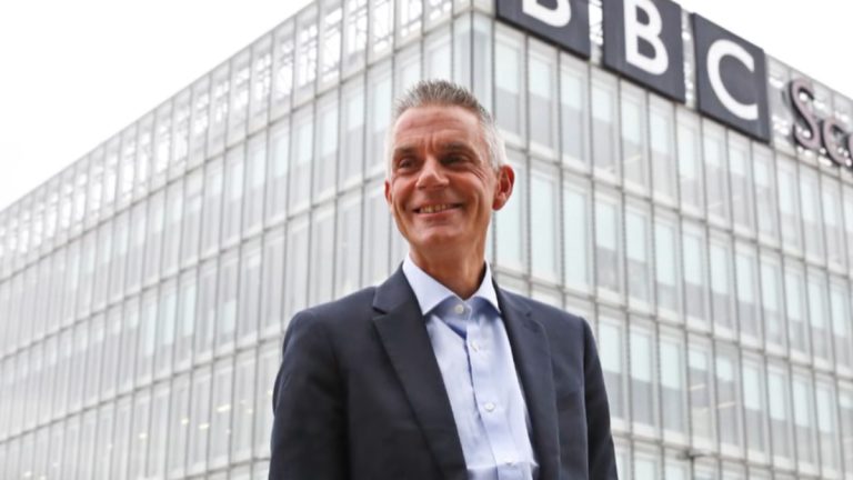 Σεισμός στο BBC – Η παραίτηση του Τιμ Ντέιβι ταρακουνά την εμπιστοσύνη του κοινού στα ΜΜΕ