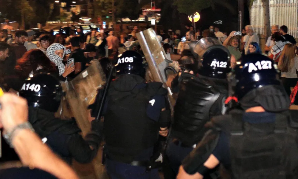 Σάλος στη Λευκωσία: Βίαιη καταστολή ειρηνικής διαμαρτυρίας έξω από το ΥΠΕΞ
