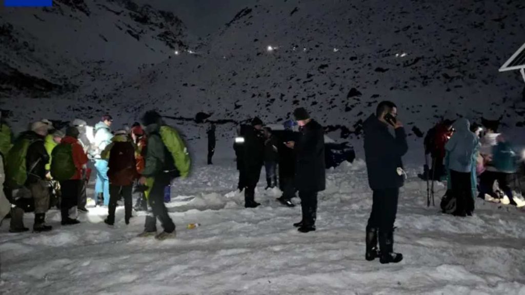 Χιονοθύελλα τρόμου στο Έβερεστ – Μάχη με τον χρόνο για τη διάσωση εκατοντάδων ορειβατών