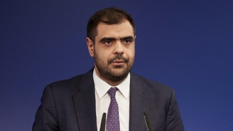 Η “Απόλυτη Ταύτιση” του Μαρινάκη – Όταν η προπαγάνδα ντύνεται με φανταχτερά στατιστικά και “τηλεφωνικά ραντεβού”