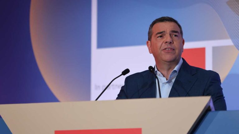 Ο Τσίπρας “παραιτήθηκε” — επιτέλους και στα χαρτιά! Το πολιτικό σκηνικό αναστενάζει (με ανακούφιση)