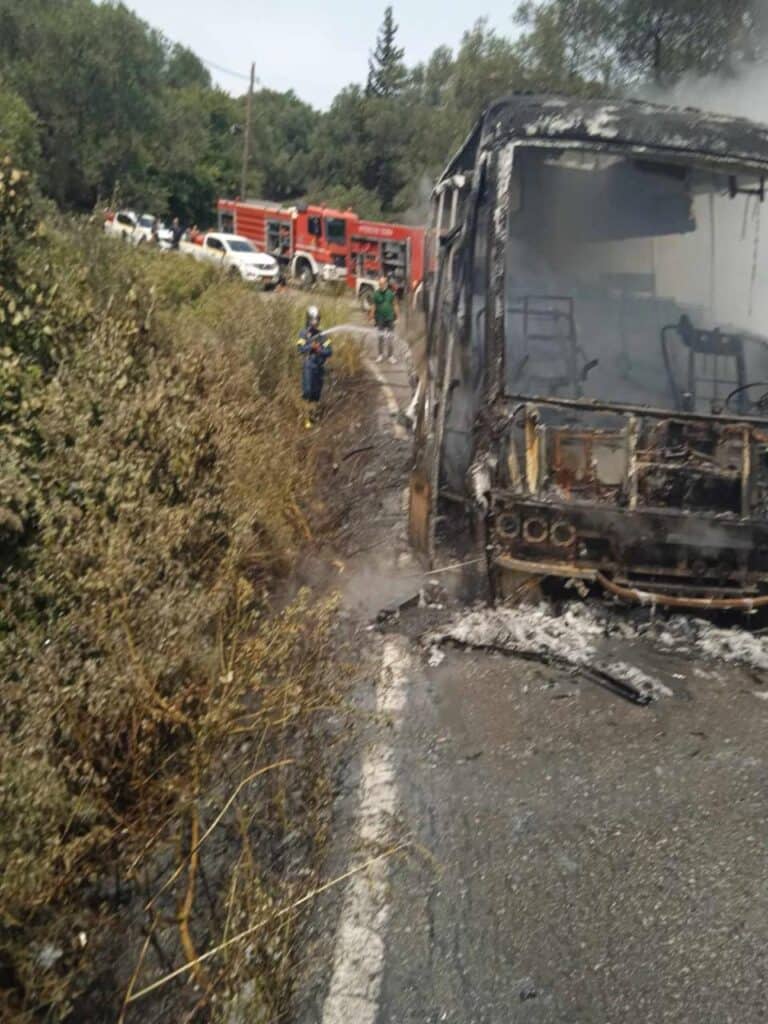 Κάηκε ολοσχερώς τουριστικό λεωφορίο στην Κέρκυρα