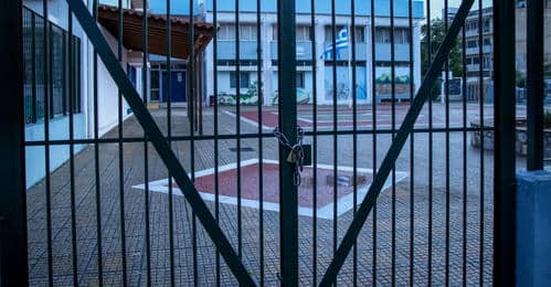 Πόρτα σε σχολείο καταπλακώνει μαθητές. Τρείς τραυματίες