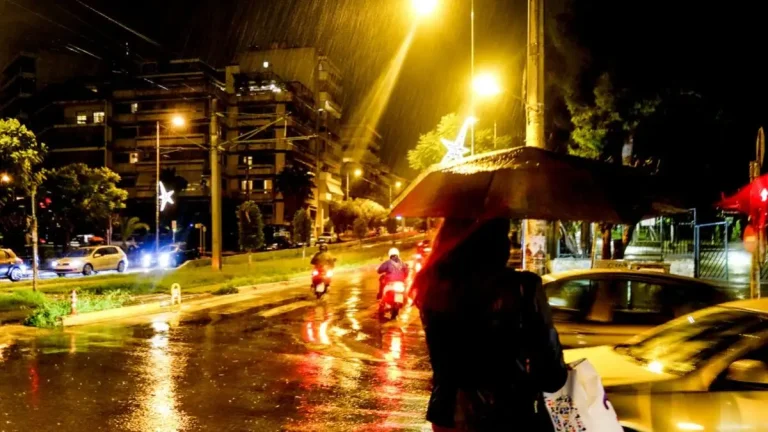 Διαδοχικά κύματα καταιγίδων πλήττουν τη χώρα – Πού θα «χτυπήσει» η κακοκαιρία τις επόμενες ώρες